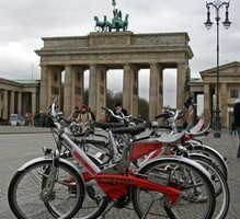 berlin highlights group bike tour-min